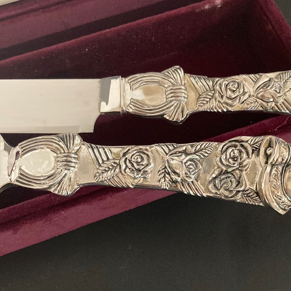 Mikasa Silver Plated Roses Knife and Cake Server Set - Picture 5 of 8